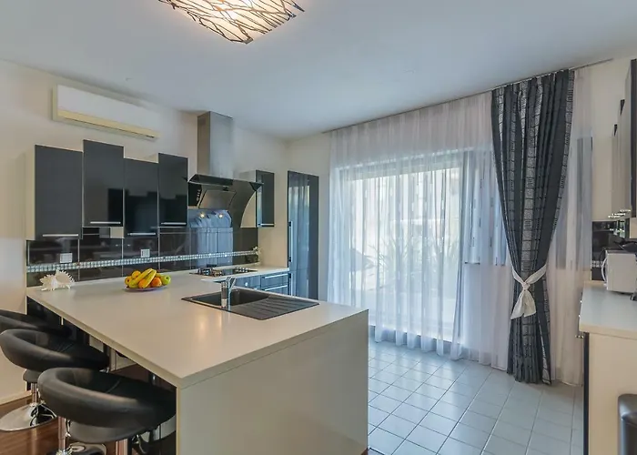 Luxury Lella