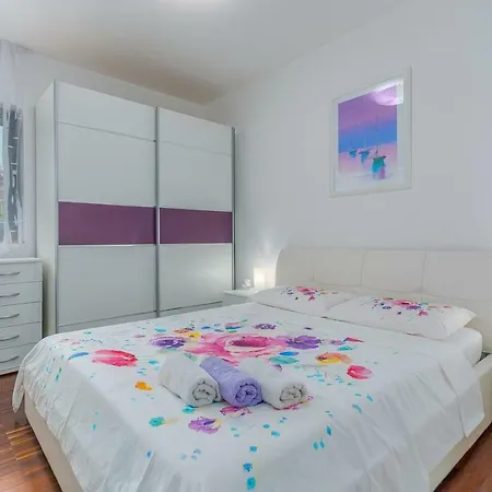 Apartment Lella *