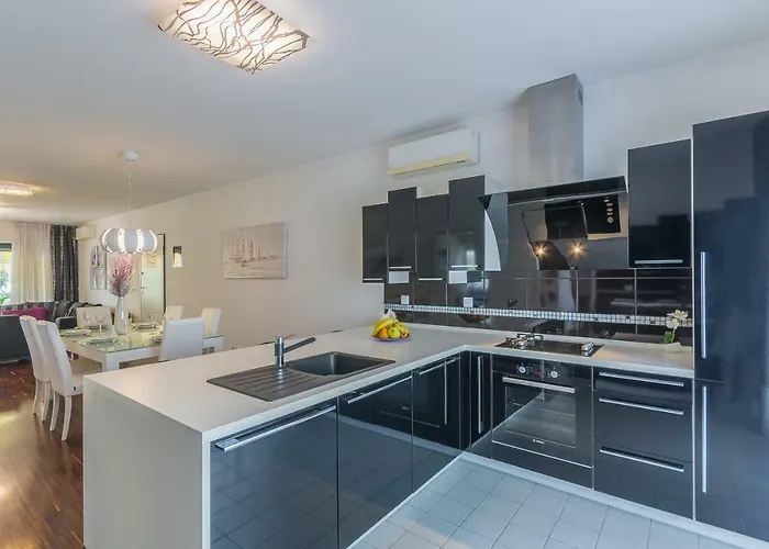 Luxury Lella 로비니